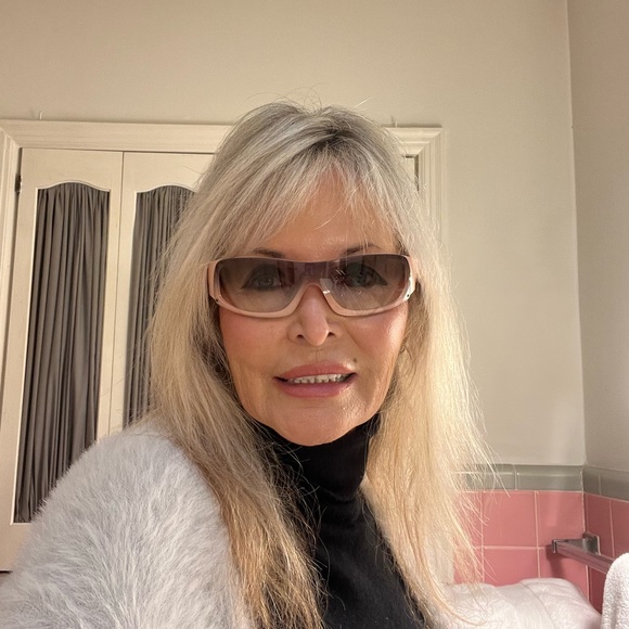 CHANEL Peach/pink Sunglasses with a Chanel case - Picture 3 of 10